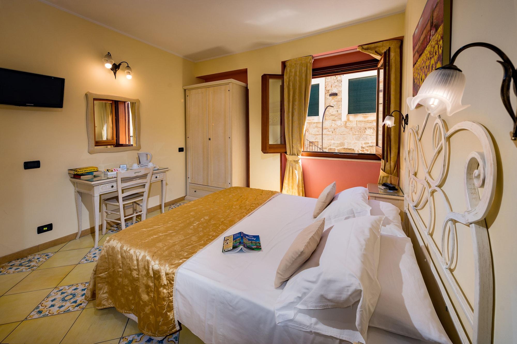 Cala Marina Hotel 3*